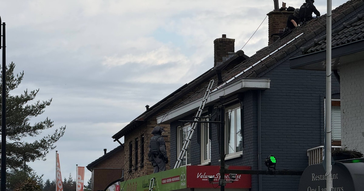 Man weigert arrestatie in Garderen, agenten in kogelwerende vesten klimmen dak op