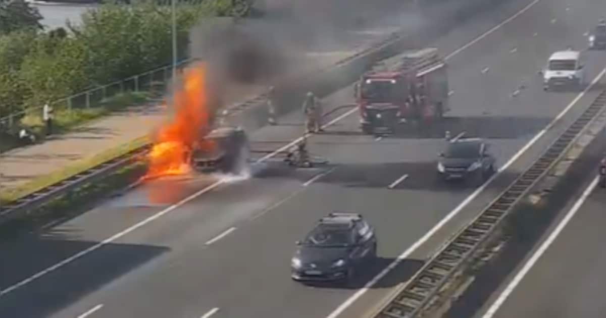 Auto vliegt in brand op de A2 bij Zaltbommel, bestuurder verlaat voertuig op tijd