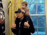 Musk spreekt vanuit Oval Office met zoontje op schouders