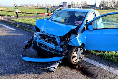 Auto’s zwaar beschadigd na ongeval op Provincialeweg in Ravenswaaij