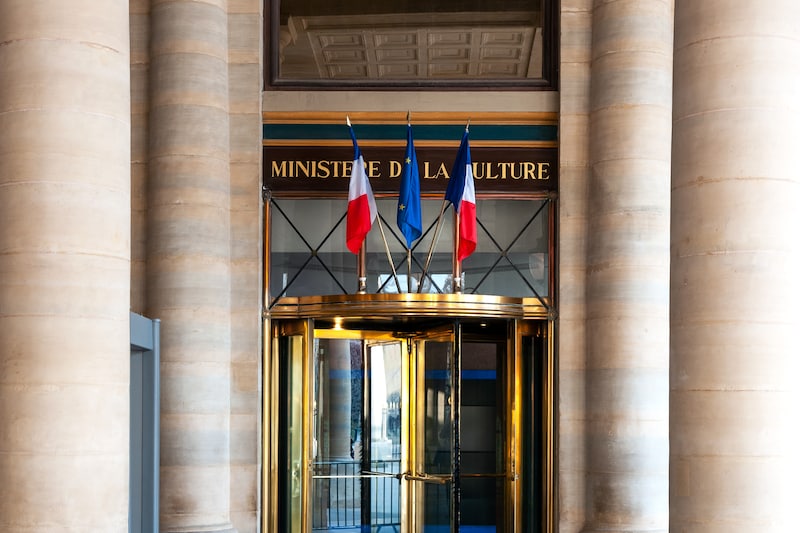De laffe praktijken vonden plaats op het ministerie van Cultuur in Parijs.