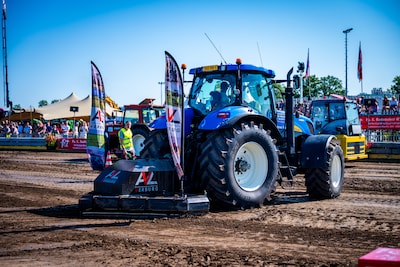 Robbert-Jan flitst bij Trekkertrek over de banen met zijn tractor: ‘Dit is een geoliede machine’