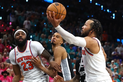 Basketballers New York Knicks poetsen grote achterstand weg en beginnen met zege aan NBA Finals