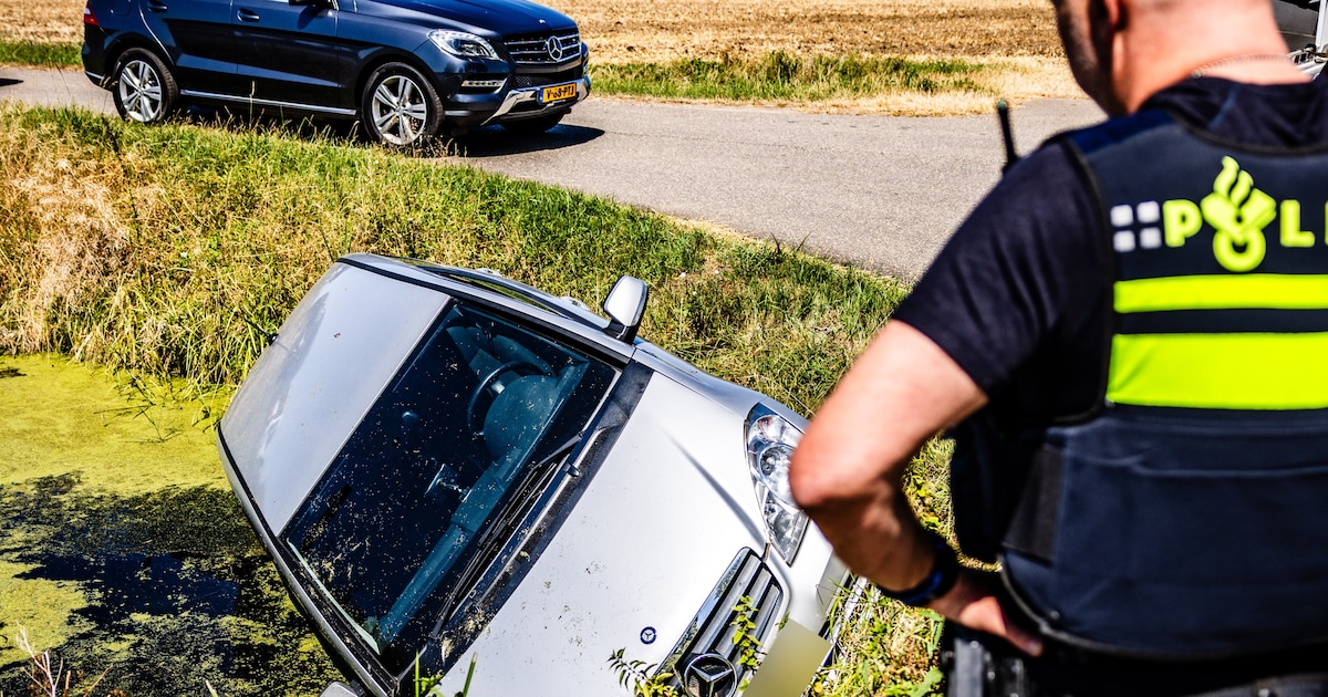 Auto belandt op zijkant in sloot in Strijen