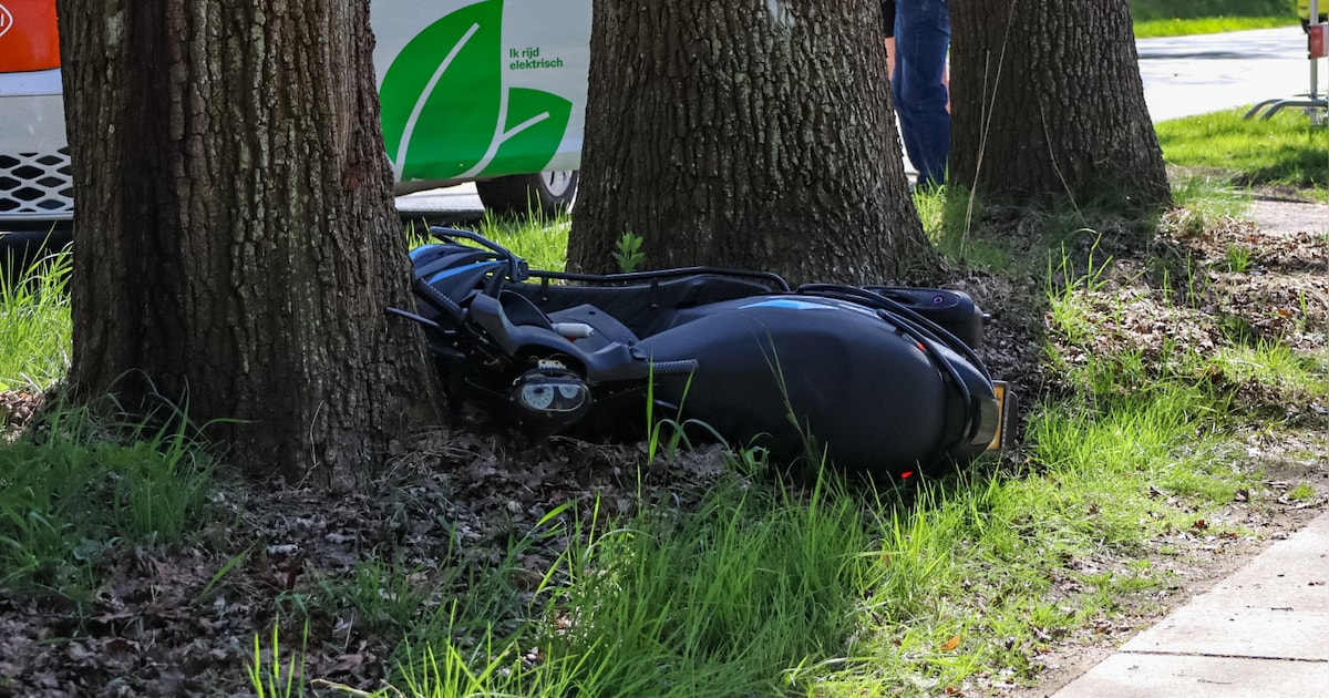 Twee scooters in botsing op de Asserstraat in Huis ter Heide