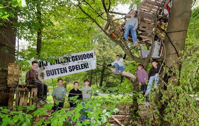 Handhaver komt langs als Nolan en Hugo (10) in hun boomhut zitten: hij brengt een harde boodschap