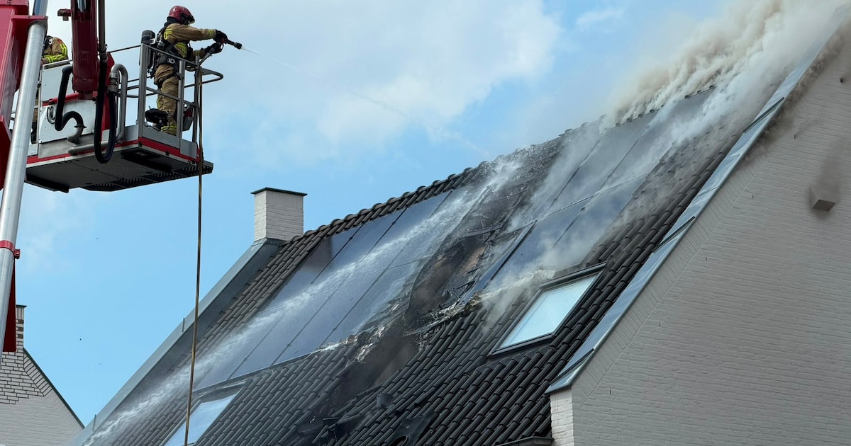 Brand uitgebroken onder zonnepanelen op dak van woning in Helmond