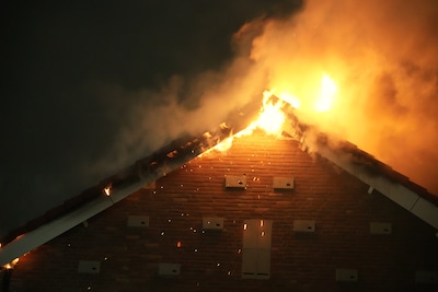 Hevige brand in woning Breda, mogelijk veroorzaakt door vuurwerk