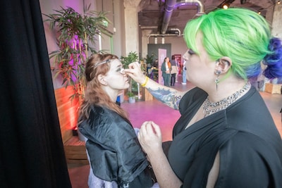Knalroze haar, gothicmake-up en doodshoofden: beurs biedt alternatieven voor traditionele bruiloft