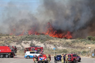 Grote brand in duingebied Wassenaar: strandgasten vluchten weg