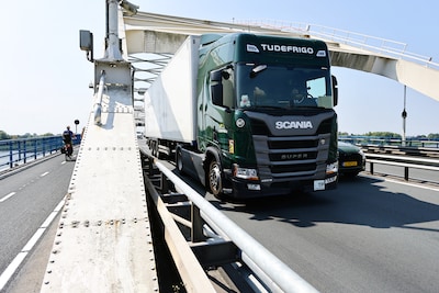 Ruim 8000 truckers rijden over verboden Merwedebrug, 567 Nederlandse chauffeurs krijgen boete