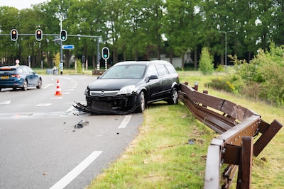 Auto botst op vangrail in Ellecom