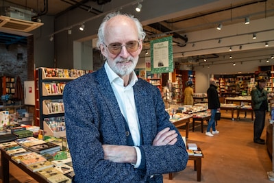 ‘Het hele leven komt hier langs’: na 40 jaar neemt Chrisjan (74) afscheid van zijn boekhandel