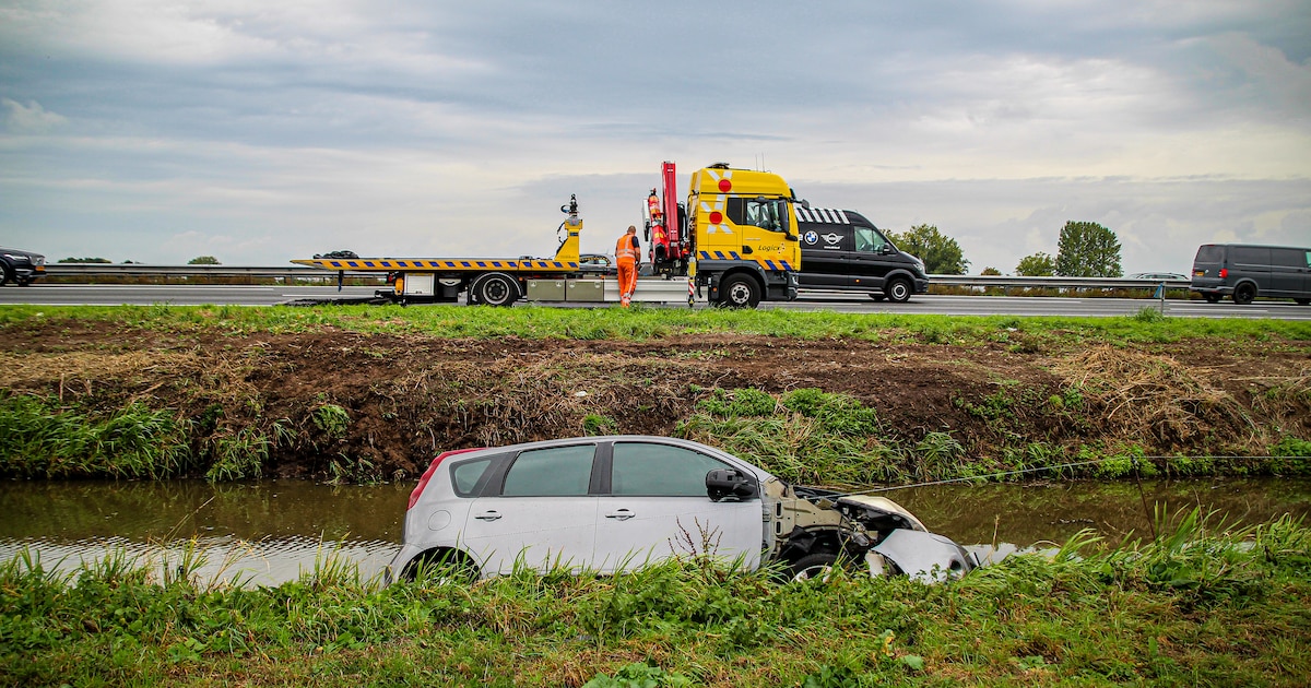 Auto in sloot langs de snelweg A27 in Hoogblokland