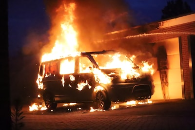 Volkswagen camper volledig uitgebrand naast garageboxen in Veenendaal