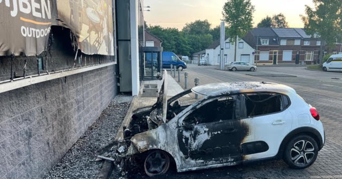 Auto brandt volledig uit op Doctor Philipslaan in Roermond