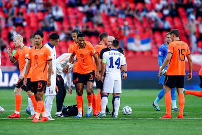 LIVE Nations League | Gakpo moet na harde tackle al snel van het veld tegen Servië, Van Bommel komt erin
