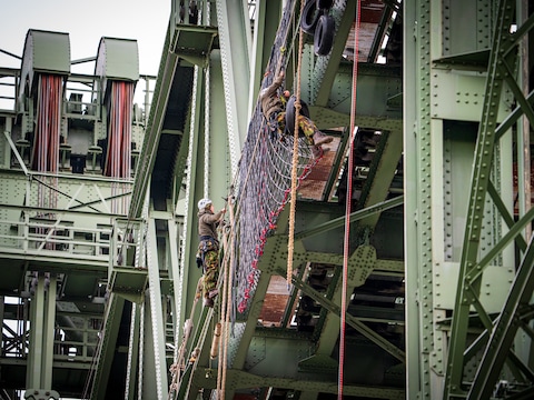 Tientallen mariniers trainen op De Hef en dat levert bijzondere plaatjes op