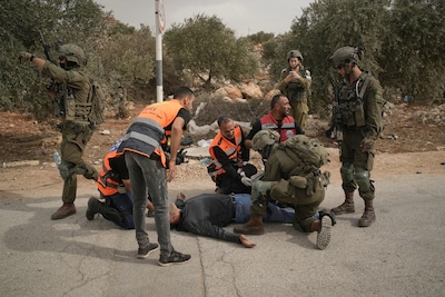 Israëlische kolonisten vallen olijvenplukkers aan op Westelijke Jordaanoever: Amerikaanse fotografe gewond