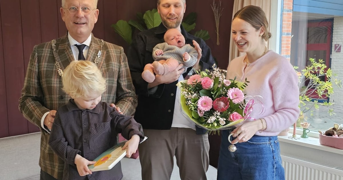 Kraambezoek van burgemeester voor eerste baby van het jaar in gemeente Koggenland