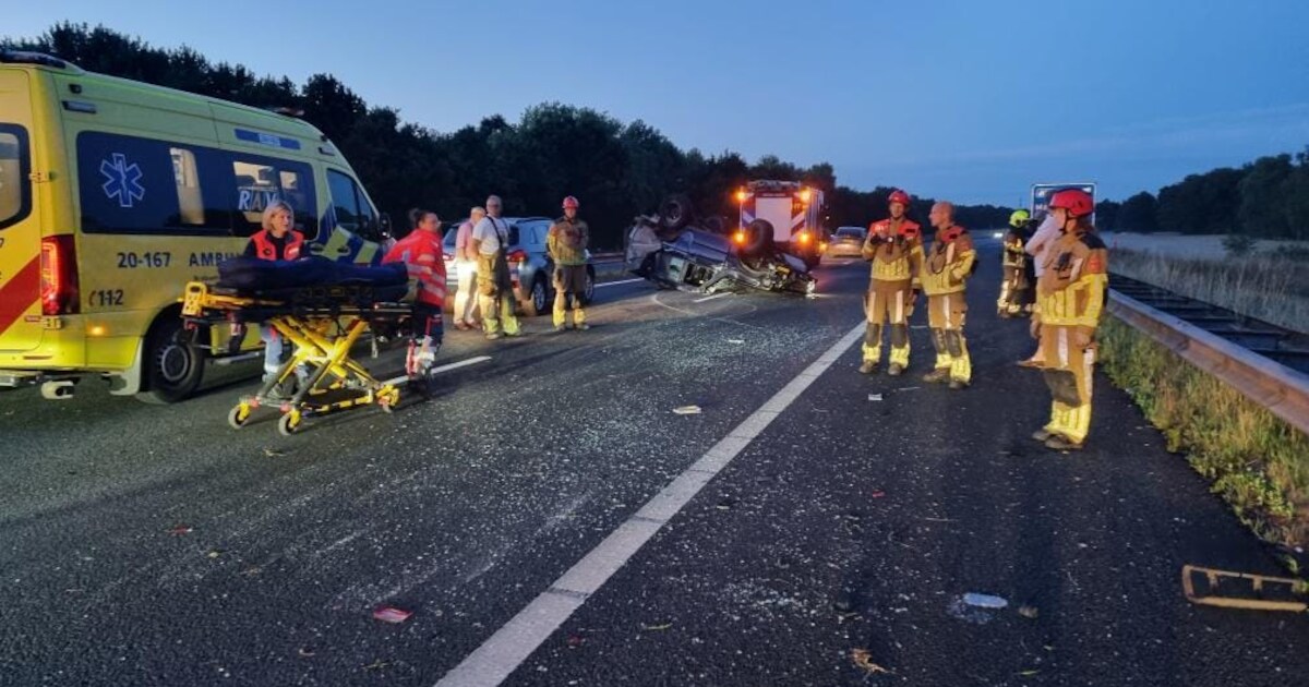 Twee gewonden bij crash op snelweg bij Terheijden, auto belandt op zijn kop