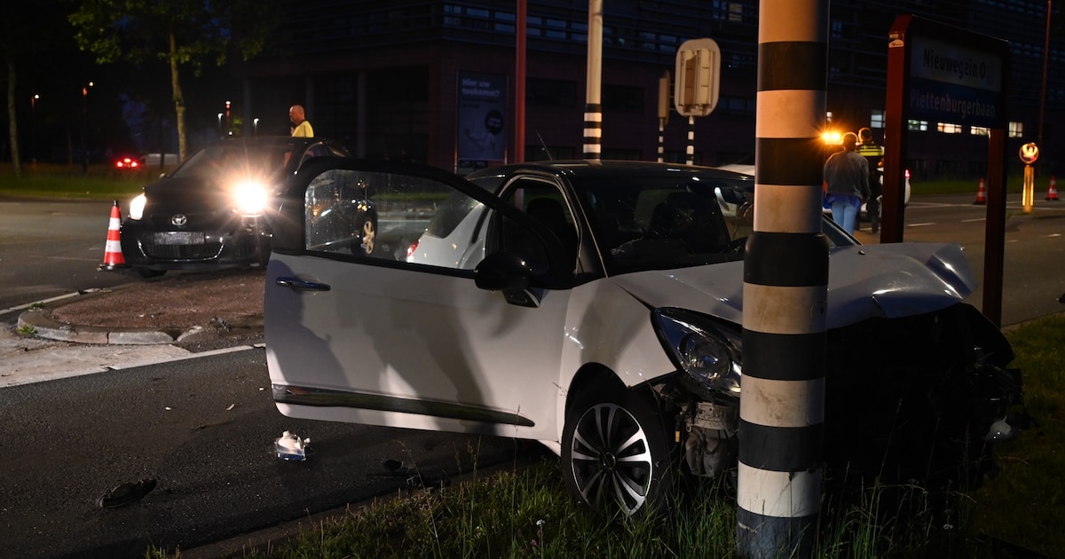 Auto's in de kreukels na botsing in Nieuwegein