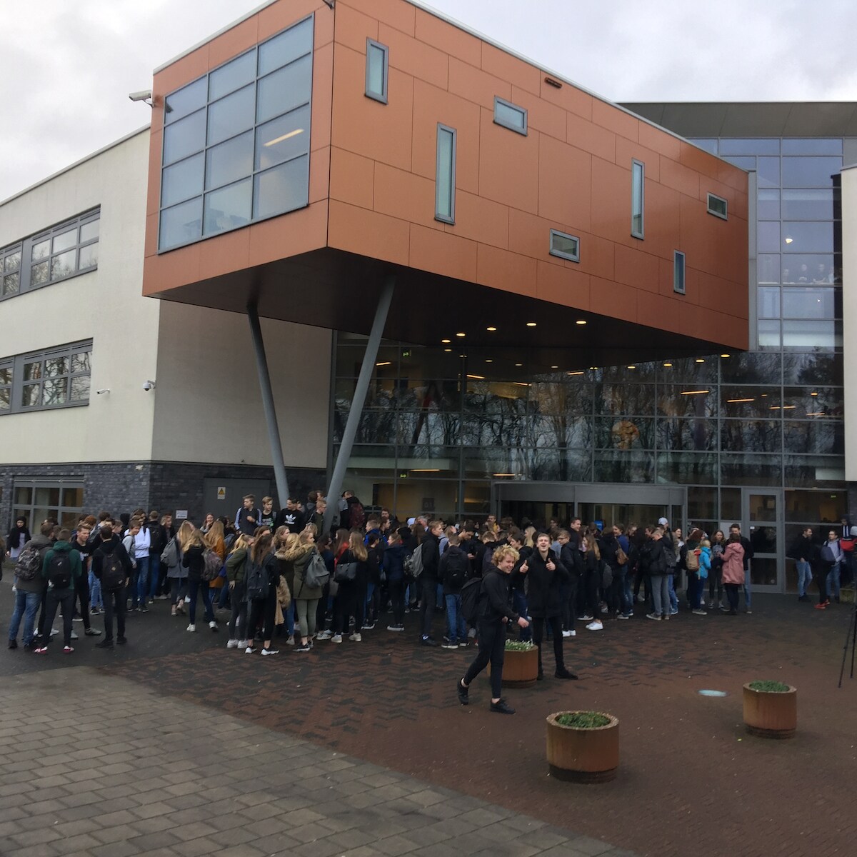 Massaal protest tegen schorsing docent die porno keek in de klas |  Binnenland | AD.nl