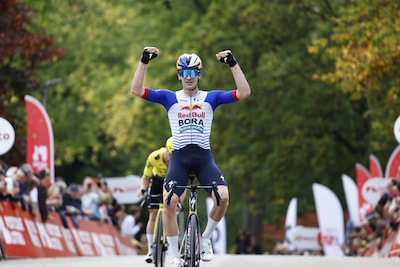 Mick van Dijke boekt in Eneco Tour eerste profzege, Campenaerts (Visma) pakt leiderstrui en helpt goede doel