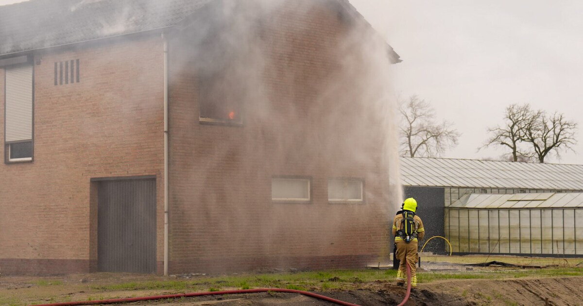 Uitslaande woningbrand in Helenaveen, brandweer heeft brand weer onder controle