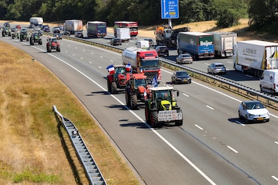 Tientallen tractoren rijden over de A1 bij Holten