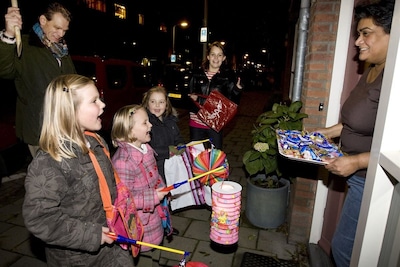 De koeien hebben staarten: hier in Almelo vier je Sint Maarten