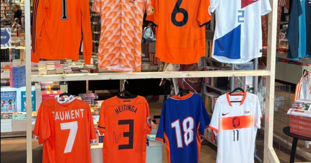 Tentoonstelling met gedragen Oranjeshirts in Roelofarendsveen