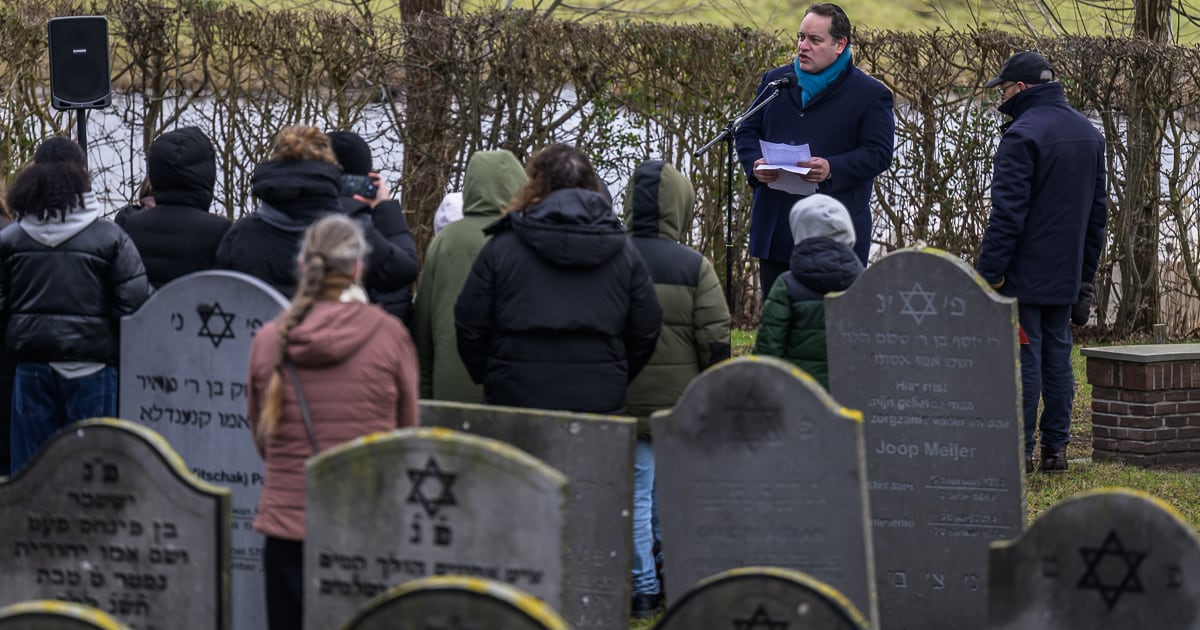 Burgemeester Polak herdenkt joodse Holocaustslachtoffers uit Oostzaan op begraafplaats in Zaandam