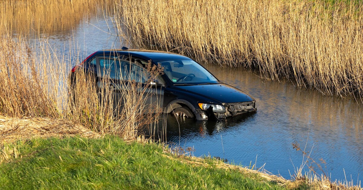 Auto belandt in water langs de N205 in Zwaanshoek