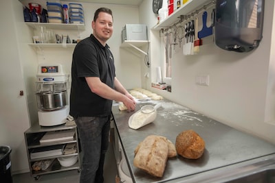 Jurgen (25) bakt in zijn bakkerij in zijn schuur broden op bestelling: ‘Het zit in mijn genen’