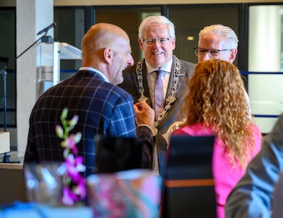 Oud-burgemeester Veldhuijzen verkenner, EVB-voorman Bol roept partijen op te stoppen met ‘zurigheid’