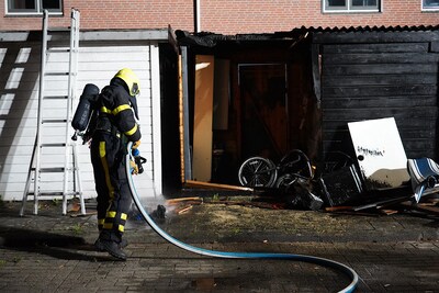 Afdak van schuur zwaar beschadigd door brand in Oosterhout