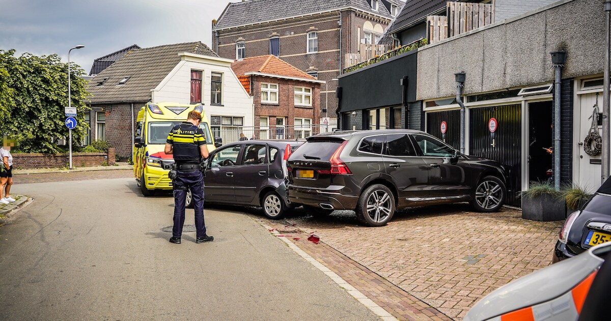 Botsing met geparkeerde auto levert flinke schade op aan Botersteeg in Coevorden