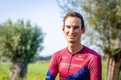 Kippenvel na gewaagde aanval: Tom Wijfje pakt tweede seizoenzege in spectaculaire wielerronde
