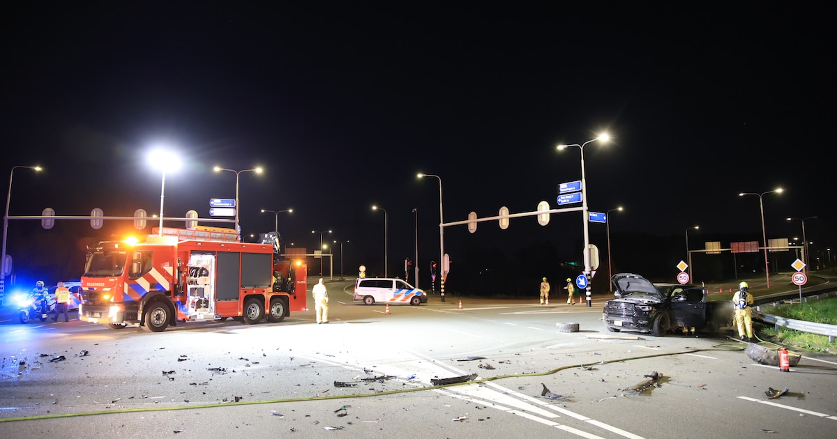 Pick-up en auto betrokken bij harde botsing op de N222 in Naaldwijk