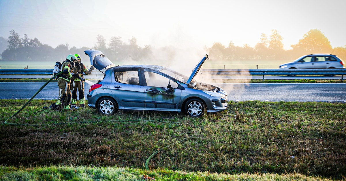 Auto brandt uit op N381 bij Ureterp