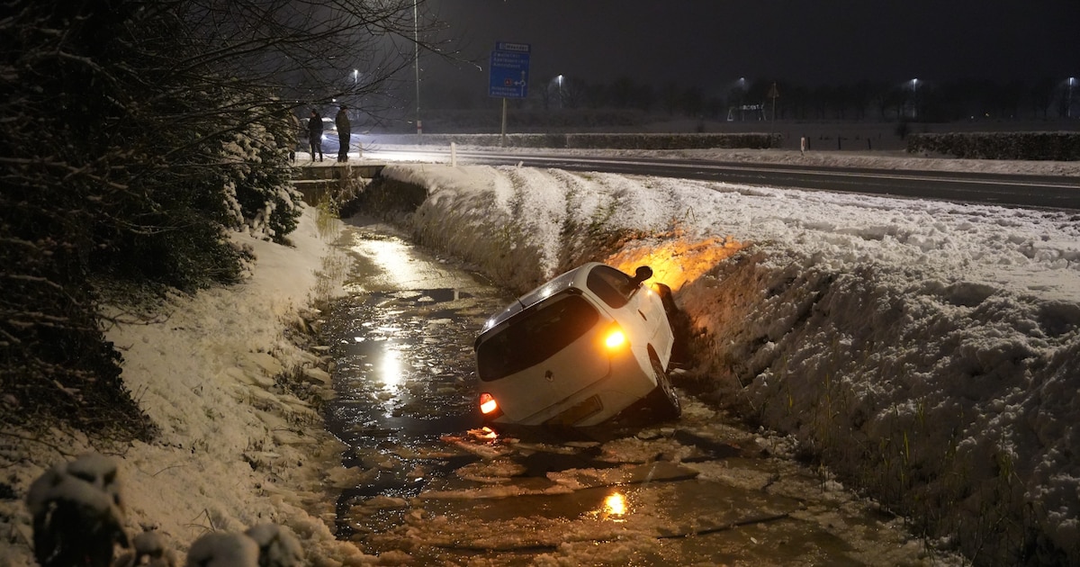 Auto belandt in sloot langs Amersfoortseweg in Bunschoten-Spakenburg