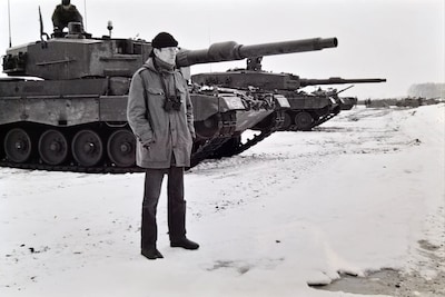 Journalist Robert Schouten (1938-2026) overleefde bombardement en ontmaskerde Nederlands geheime die