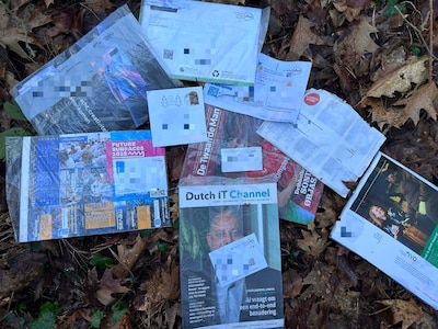Postbezorger heeft er geen zin meer in en dumpt z’n stukken in het bos