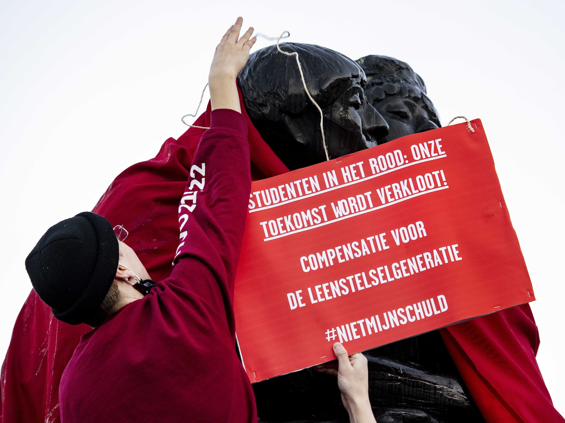 Studenten hingen eerder al een protestbord op het Bredero-monument op de Nieuwmarkt in Amsterdam vanwege het ontbreken van een volledige compensatie voor de leenstelselgeneratie