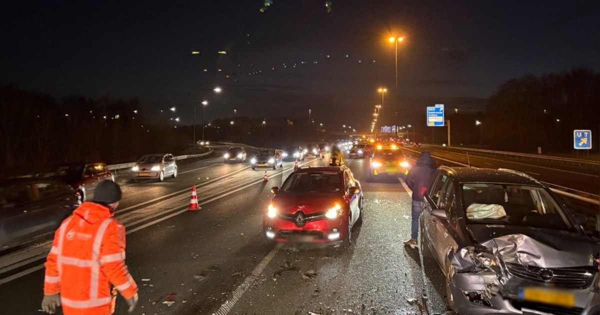 Vier voertuigen betrokken bij ongeval op de A7 bij Drachten, overige verkeer via vluchtstrook