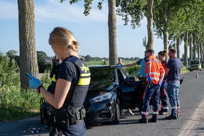 Man gewond bij harde botsing met bakwagen in Mijdrecht
