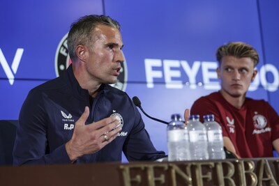 Van Persie passeert Diarra en mist ook twee verdedigers in Istanboel: ‘Givi zal er voorlopig niet bij zijn’