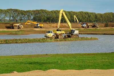 Graafmachines, damwanden en ‘ramptoeristen’: zes vragen over de dijkversterking langs de Maas