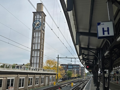 Stationsklok in Hengelo loopt weer op tijd en als het moet, trekt hij een sprintje